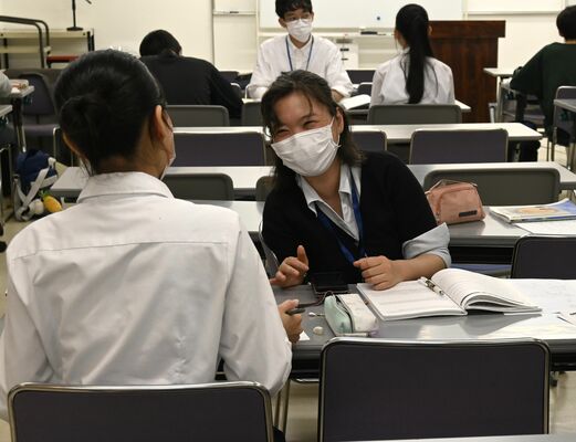 経済的な事情などで民間塾に通えない成績上位層の高校生を対象とした足立ミライゼミ。個別指導形式の無料塾は「難関大学合格」を目指す＝５月28日、東京都足立区