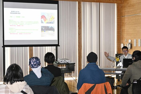 町における有害鳥獣被害の現状について説明する木村さん