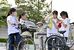 県内で初めて40度を超えた佐野市。佐野駅前ではタオルで汗を拭う子どもたちの姿が見られた＝29日午後４時40分、同市若松町