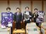 佐藤市長（左から２人目）に宇宙ごみ対策の取り組みを報告した宇藤社長（同３人目）ら創業メンバー