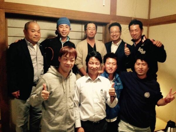 塩谷町商工会青年部の経営セミナー後に行われた打ち上げ会の小嶋さん（手前右）と青年部の仲間＝2015年、塩谷町