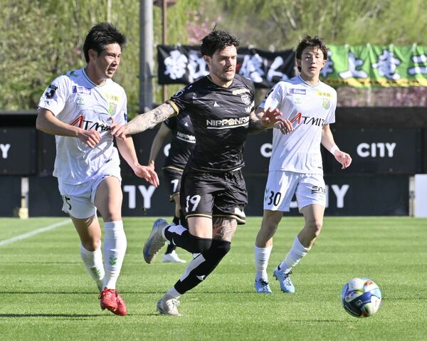 ドリブルで攻め上がる栃木シティのFWモーベルグ（中央）＝4月12日の八戸戦から、シティフットボールステーション、加藤竜矢撮影