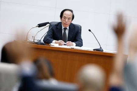 　金融政策決定会合後、記者会見する日銀の植田総裁＝１９日午後、日銀本店