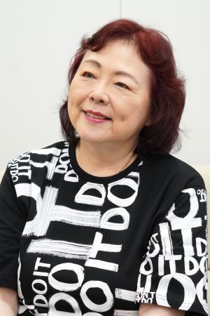 インタビューに答える丸山圭子