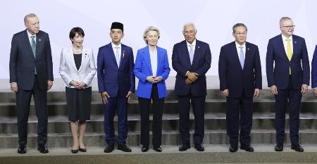 　Ｇ２０サミット初日、記念撮影に臨む高市首相（左から２人目）。中国の李強首相（右から２人目）とは接触なし＝11月22日、南アフリカ・ヨハネスブルク