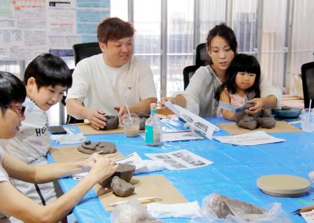 　福島県双葉町の土を利用した陶芸体験教室で、作品作りを楽しむ参加者＝８月、双葉町