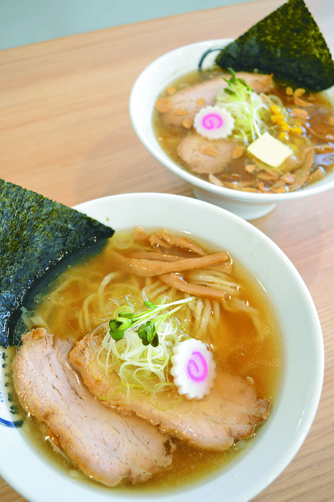 伝統の味わい「らーめん醤油」（写真手前）と「ガーリックバター醤油らーめん」