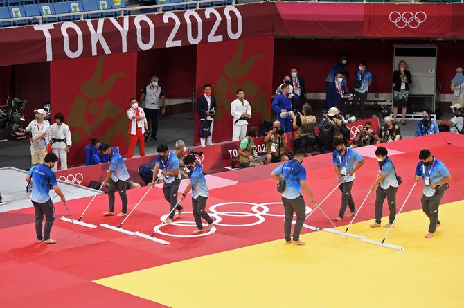柔道の会場では、試合の合間に定期的に消毒液を散布して畳を消毒し、感染症対策が入念に行われた=7月24日、日本武道館