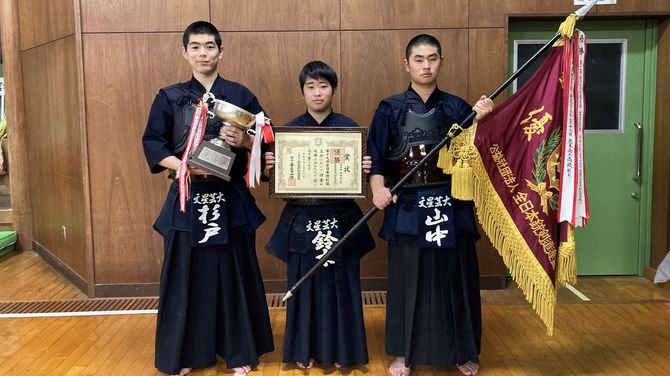 昨年2月の「第19回全日本短剣道大会男子団体高校生の部」で優勝した文星芸術大学附属高校剣道部の短剣道チーム。 左から杉戸 洪太(こうた)さん、鈴木 大空(たすく)さん、山中 大世(だいせい)さん