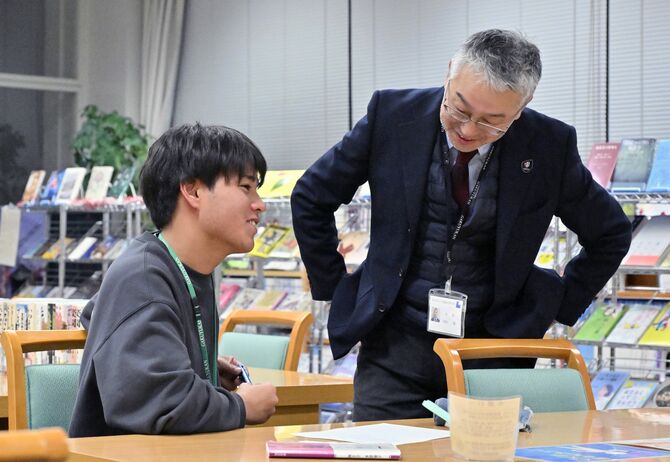 校内の図書室で古典の授業を受ける高橋さん（左）＝８日午後７時40分、栃木市沼和田町、近藤文則撮影