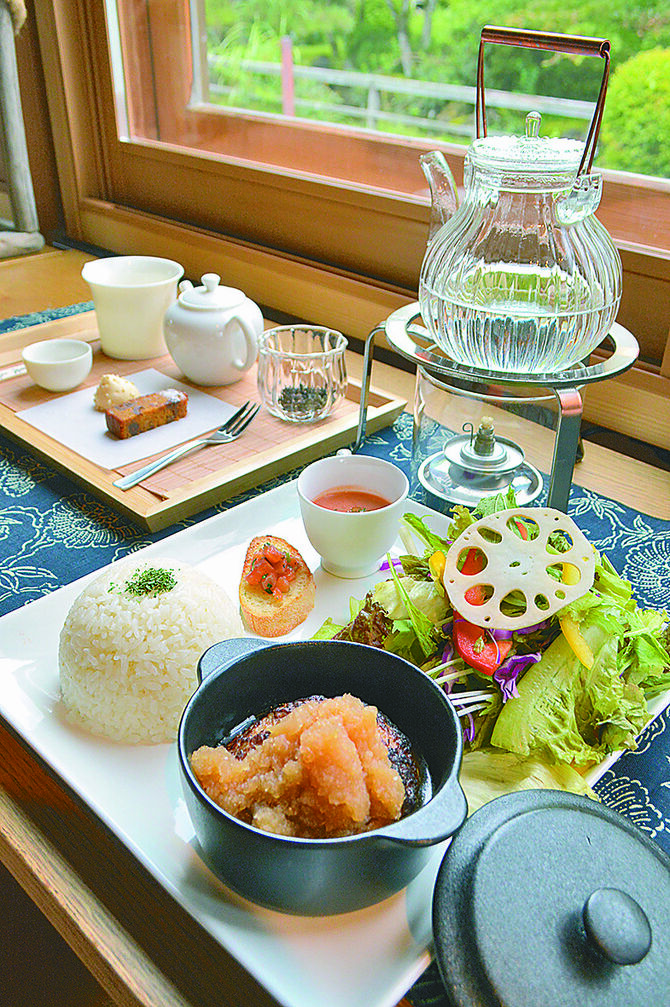 「前日光和牛ととちぎゆめポークのハンバーグ」とお好みの台湾茶「茶のたしなみ」（奥）