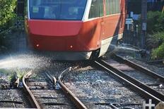 線路脇から歓迎放水？ 工夫が楽しい箱根登山電車