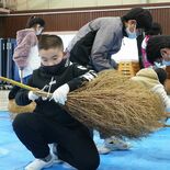 コキアのほうき作り　栃木の児童が体験