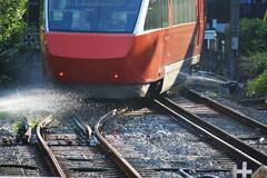 線路脇から歓迎放水？ 工夫が楽しい箱根登山電車
