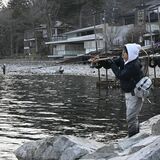 日光・中禅寺湖で岸釣り解禁　マス釣りの聖地、太公望たち釣果期待
