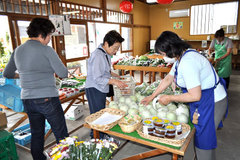 スカイマート上河内かみかわち農産物直売所 ＪＡうつのみや 常連客生む「朝採り新鮮」