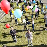 上高根沢小に飛来...「さらなるご縁期待して」バルーンリリース　川崎市生田小と創立150年つながり