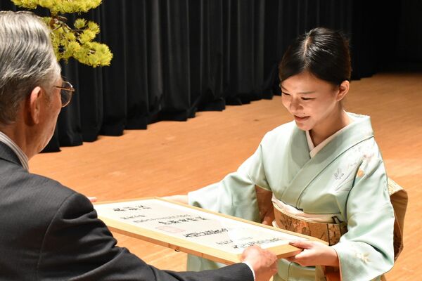 表彰を受ける伊原さん（右）