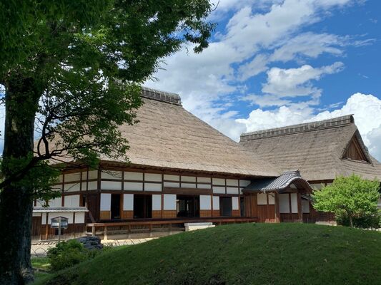 屋根のふき替えなどが予定されている史跡足利学校