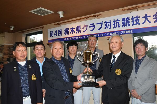 ３連覇を達成し、県ゴルフ場協議会の松本会長（右から２人目）から優勝カップを受け取る矢板ＣＣの熊耳主将。Ｂクラスの和光（左端）、Ｃクラスの張田（左から４人目）