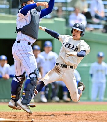 ２回、文星付の伊藤の適時三塁打で二走・山田が生還＝清原