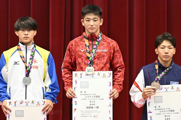 レスリング少年男子フリースタイル60キロ級で優勝しメダルと賞状を受け取る足大付高の与那城（中央）＝佐賀県嬉野市中央体育館