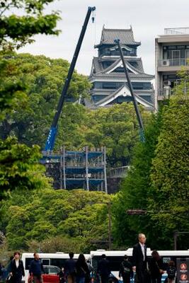 　熊本地震による被災から１０年となる熊本城。天守閣は修復されたが、やぐらや石垣などの復旧作業が続いている＝１３日午前、熊本市