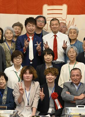 小池さん(前列中央右)やU字工事の2人と記念撮影する卒業生たち
