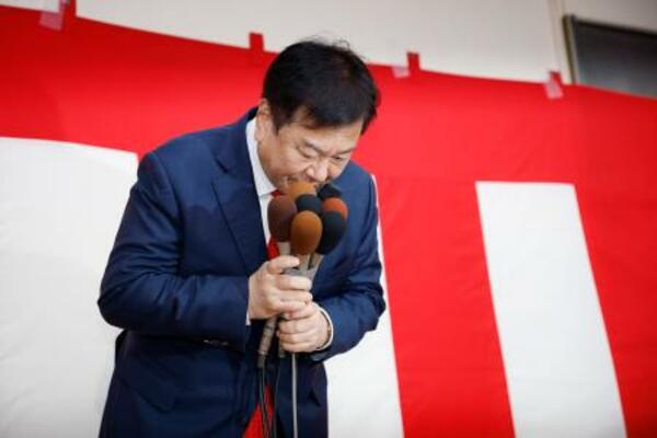 　佐賀１区で敗北し、一礼する減税ゆうこく連の原口共同代表＝８日午後１１時３５分、佐賀市