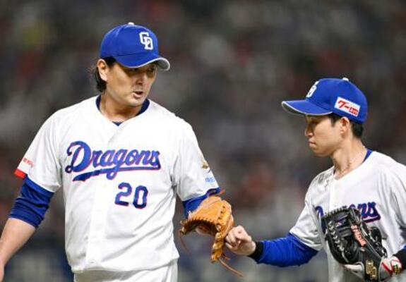 　６回を終え、二塁手田中（右）とタッチする中日・涌井＝バンテリンドーム