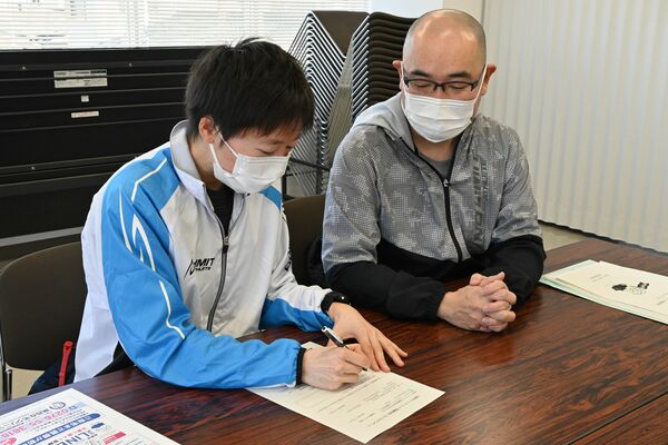 手続きを行うカケルさん（左）と亮さん