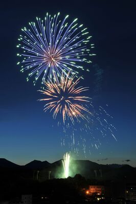 御殿山公園野球場から打ち上げられた鹿沼さつき祭り協賛花火＝2022年05月30日