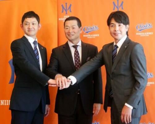 オイシックスのCBOに就任し記念写真に納まる桑田真澄氏(中央)ら=18日、東京都内のホテル