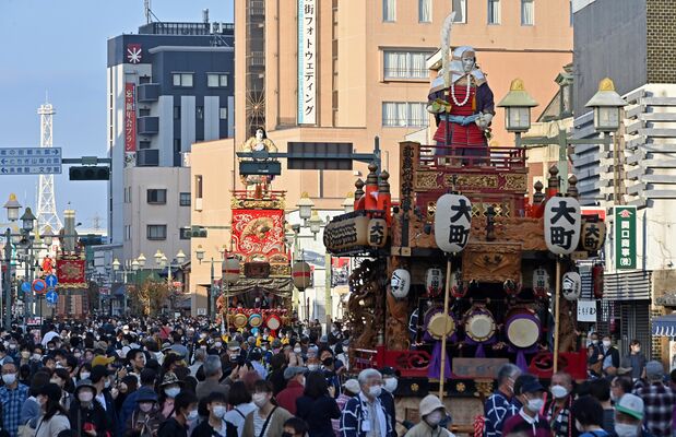 ４年ぶりの開催となった「とちぎ秋まつり」＝１２日午後３時２５分、栃木市万町