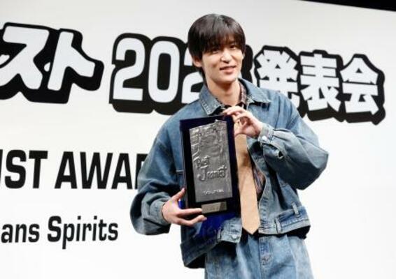 　「ベストジーニスト２０２５」の一般選出部門で受賞した目黒蓮＝４日、東京都千代田区