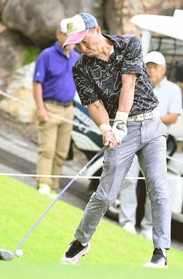 １オーバー、73で優勝した鈴木（さくら）の１番ティーショット＝レイクランドＣＣ、田中勝撮影