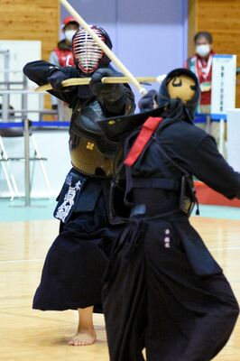銃剣道で初優勝を飾った本県少年男子。躍進を競技力の維持と普及につなげられるか＝10月９日午後、壬生高体育館