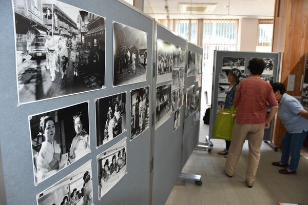 市足尾行政センターで開かれている写真展
