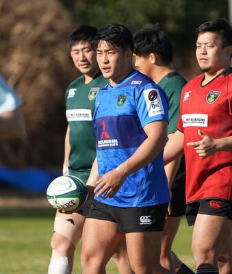 佐野日大高出身選手として初の日本代表に選出された佐川（中央）＝三菱重工相模原ラグビー場