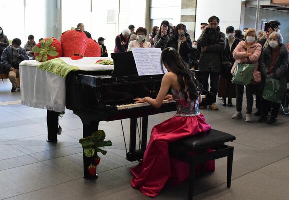 県庁ベリーピアノの音色に聞き入るイベント来場者ら