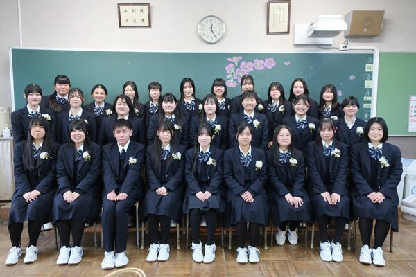全員合格を喜ぶ生徒たち