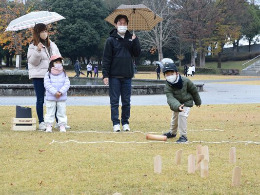 モルックを楽しむ親子