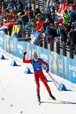 　男子３０キロリレー　ガッツポーズしながらゴールに向かうノルウェーの最終走者ヨハンネスヘスフロト・クレボ＝テーゼロ（共同）