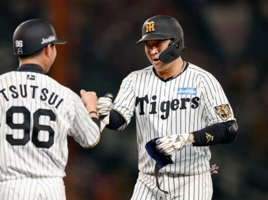 　６回、適時打を放ち笑顔を見せる阪神・大山＝甲子園