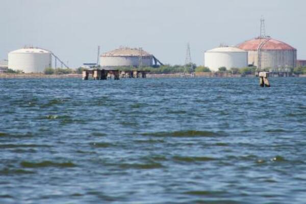 　ベネズエラ北西部の石油貯蔵タンク＝７日（ＡＰ＝共同）