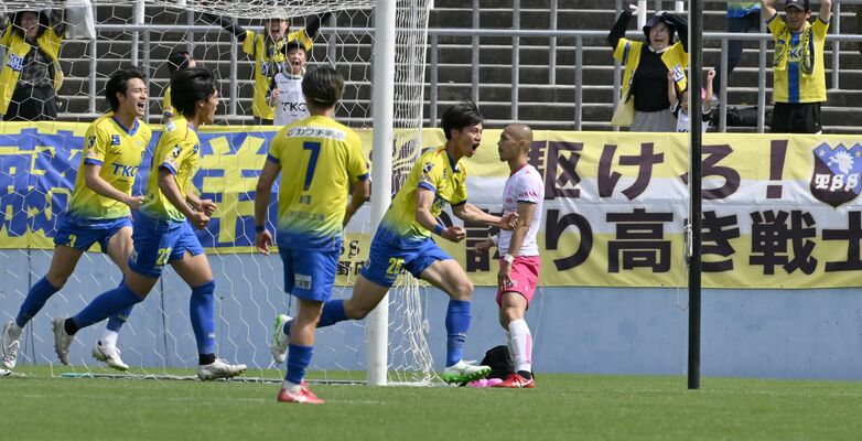 後半７分、栃木ＳＣのＤＦ岩崎が２点目を挙げ駆け出す＝県グリーンスタジアム
