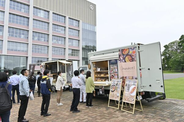 平日の御殿広場に出店したキッチンカー