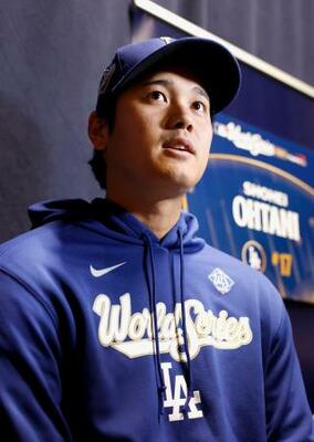　米大リーグ・ワールドシリーズ開幕前日、報道陣の取材に応じるドジャースの大谷翔平＝２３日、トロント（共同）