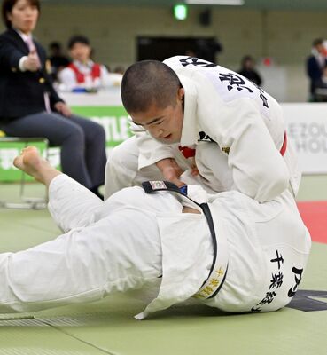 男子個人60キロ級決勝、白鴎足利の池内（上）が肩車で技ありを奪う＝日本武道館、森田大地撮影