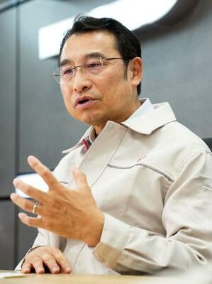 インタビューに答える比亜迪(BYD)日本法人の劉学亮社長=横浜市